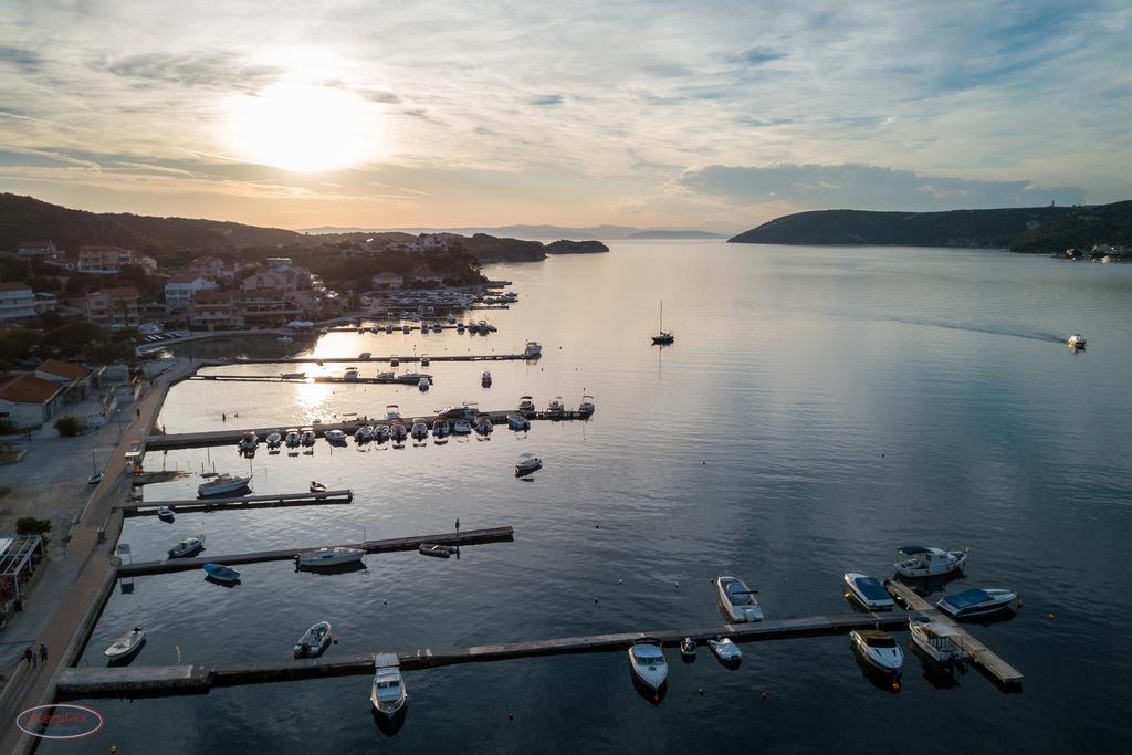 Tomulic Jasna I Miljenko Apartment Supetarska Draga Bagian luar foto